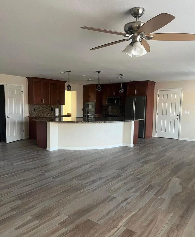 Foto del edificio - 7627 E 4th St