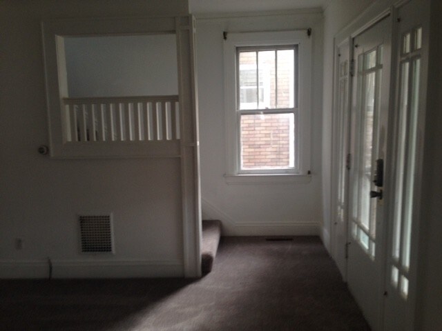 Building Photo - 1028 Kanawha Blvd W