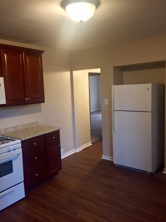 Kitchen - 117 Stratford Avenue Apartments