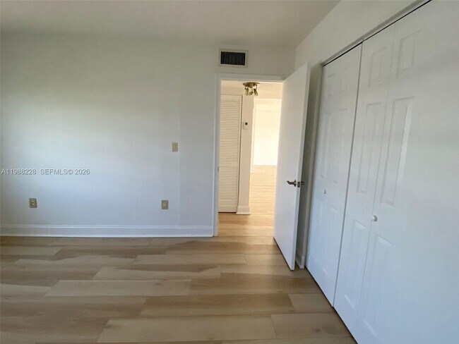 Foto del edificio - 7626 Byron Ave