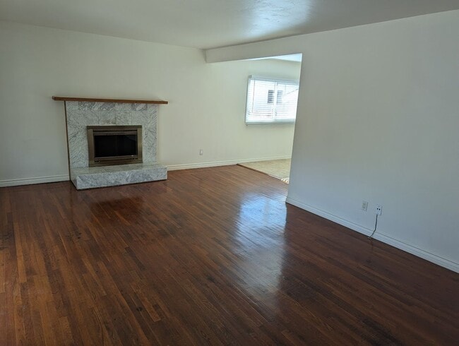 Building Photo - 3 Bedroom-2 Bathroom Single Story Home in ...