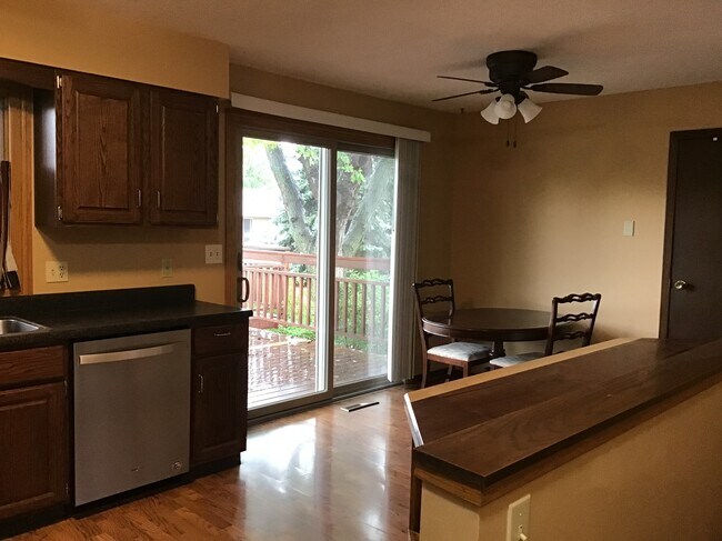 Building Photo - 703 E Walnut St