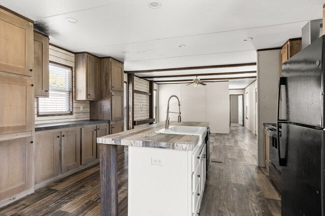 Building Photo - 21 Clear Creek