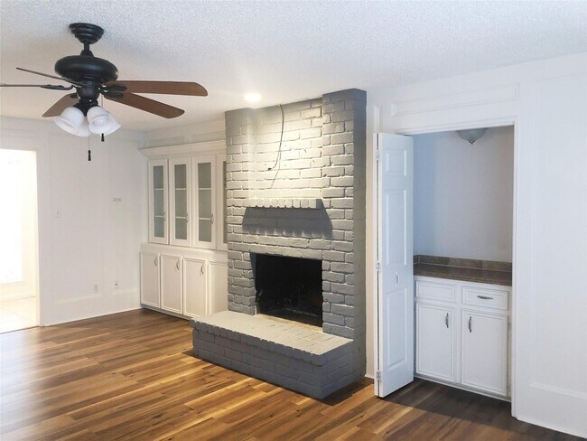 Foto del edificio - 15310 Glenwood Park Dr