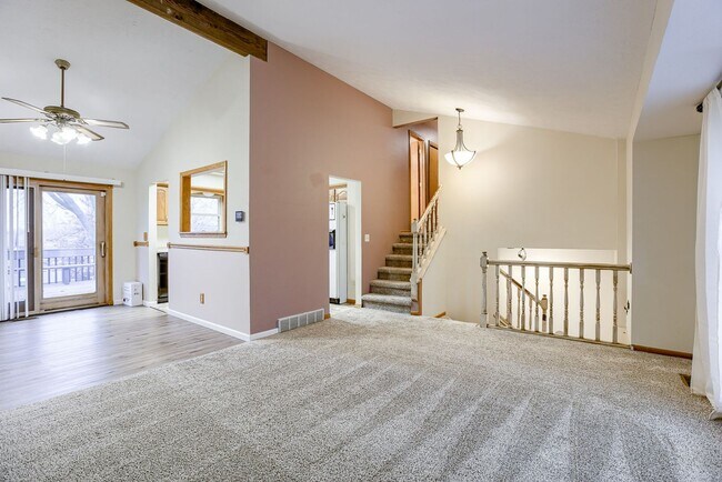 Building Photo - Bellevue 3 Bedroom With Bonus Sunroom!!