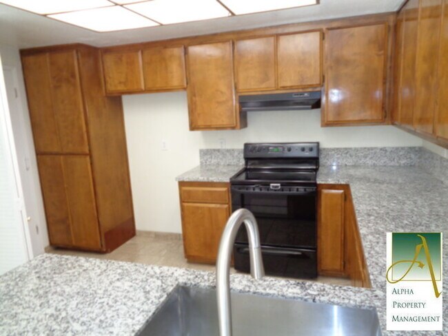 Building Photo - Good size duplex w/ A 2 CAR GARAGE