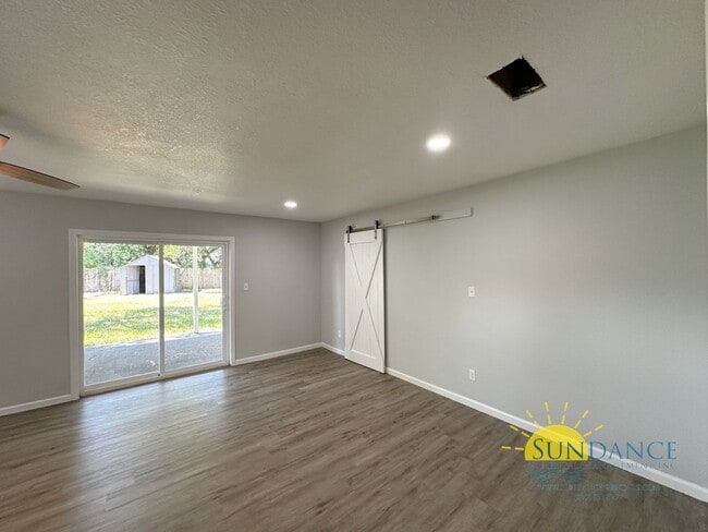 Building Photo - Fully Renovated Pet Friendly 3 Bedroom, Mo...