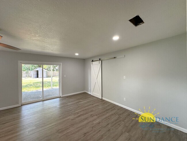 Foto del edificio - Fully Renovated Pet Friendly 3 Bedroom, Mo...