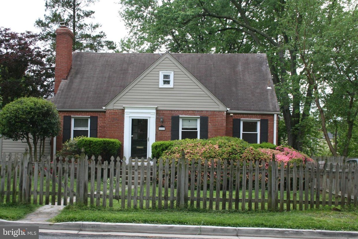 Primary Photo - 10000 McKenney Ave