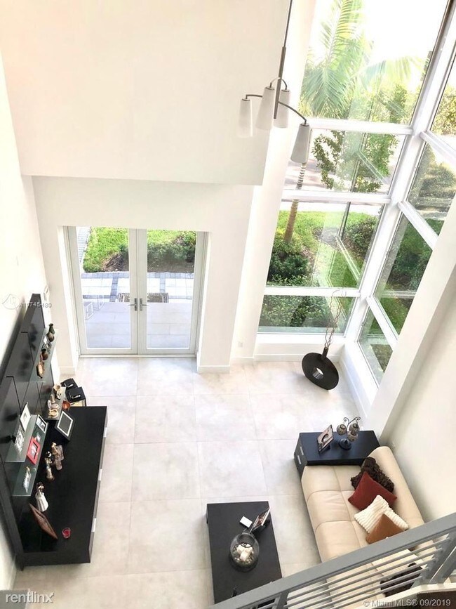 Foto del edificio - 5 br, 5 bath House - 9850 NW 74th Ter