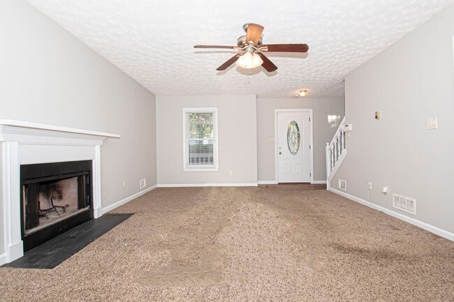 Building Photo - BEAUTIFUL LARGE 3 BED, 2.5 BATH. *MUST SEE*  (VIDEO TOUR)