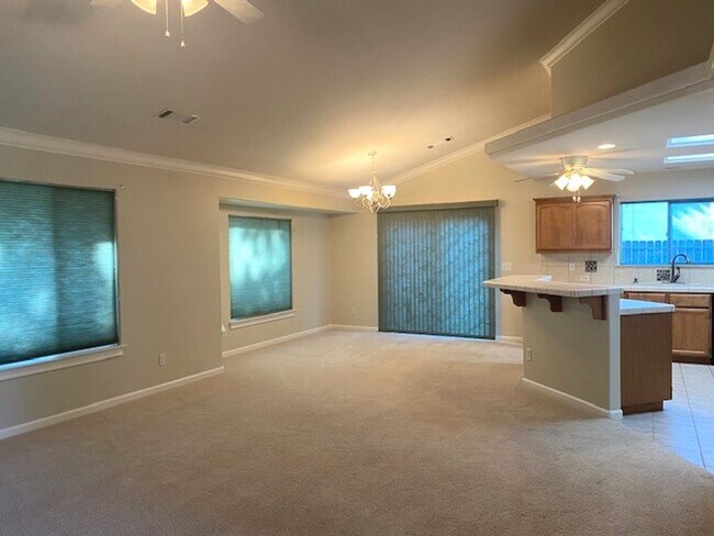 Foto del edificio - Beautiful Home in Crown Estates!!