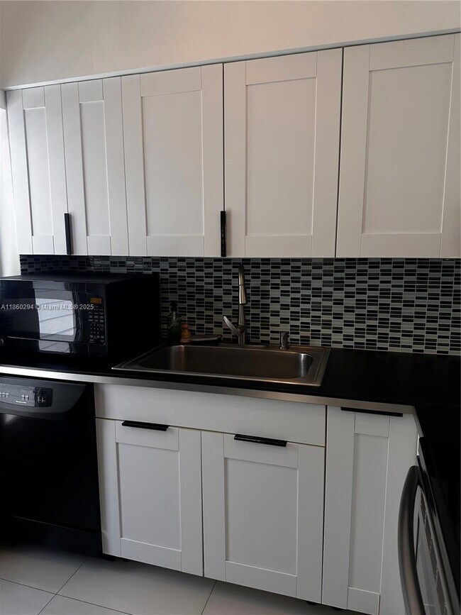 Foto del edificio - 10250 W Bay Harbor Dr