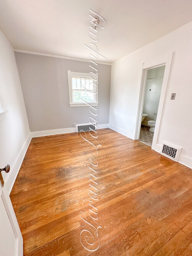 Foto del edificio - 817 E University Ave