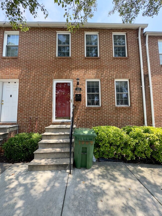 Foto del edificio - Charming 3Bed/1Bath Family Townhome in Old...