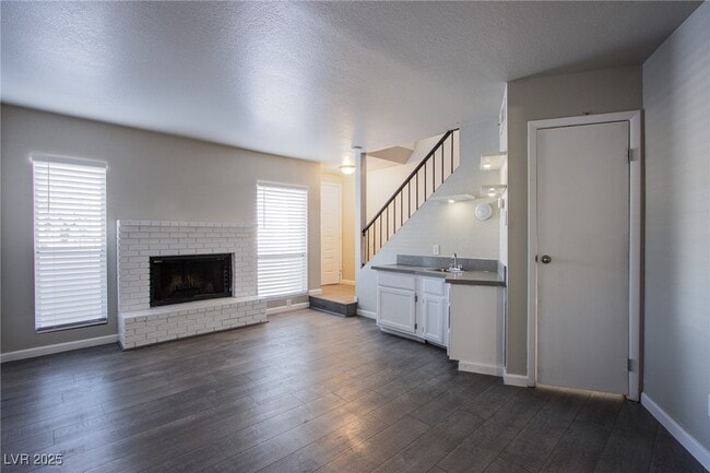 Building Photo - 3749 Carlyle Dr