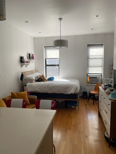 Primary Photo - 212 E 13th St