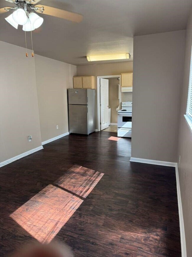 Foto del edificio - 1225 W 25th St