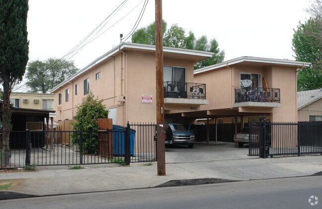 Foto del edificio - 8435 Willis Ave