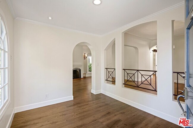 Building Photo - 221 S Almont Dr