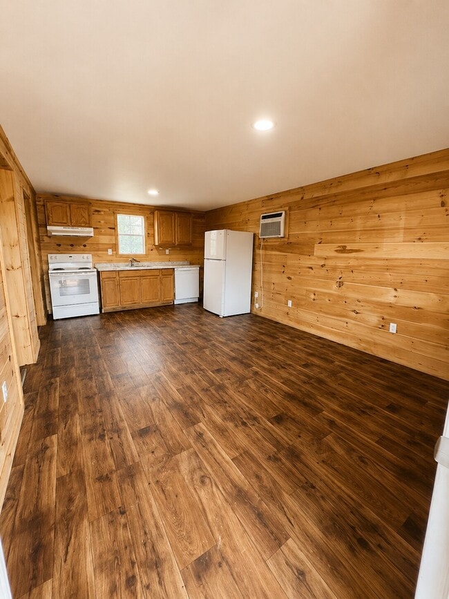 Building Photo - 113 Redbud Trl