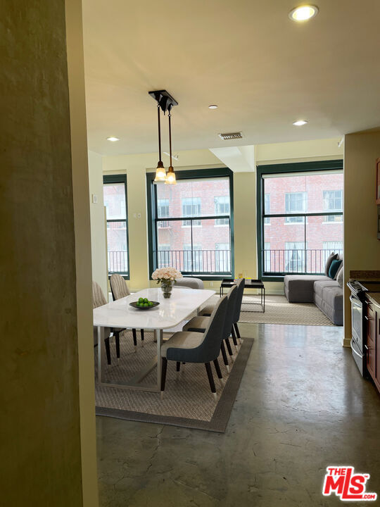 Primary Photo - 315 W 5th St