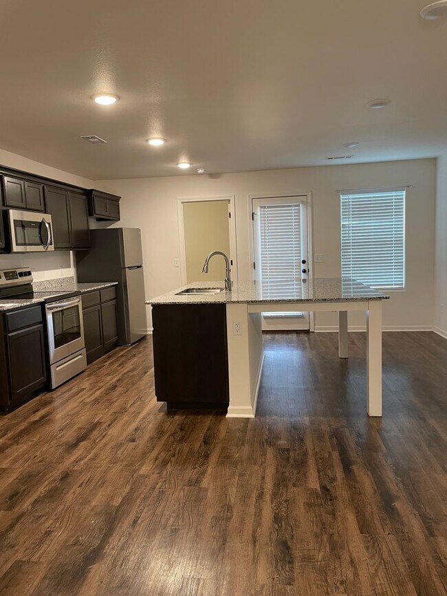 Building Photo - COMING SOON: 3BR/2BA Home in Nice Neighborhood in Webb City, MO.