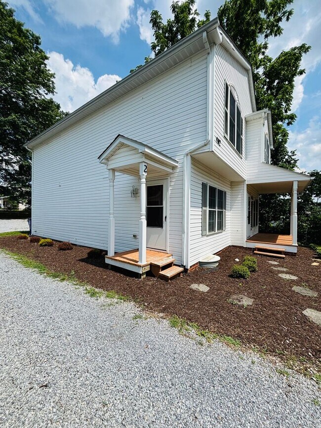 Building Photo - 2 Bedroom 2.5 Bathroom Townhouse