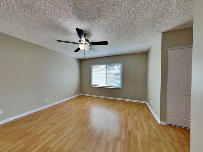 Foto del edificio - 223 W Riverbend Dr