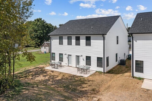 Foto del edificio - Salisbury Townhome w/ Garage