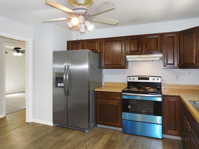 Foto del edificio - 2 Level Single Family Home with Large Back...