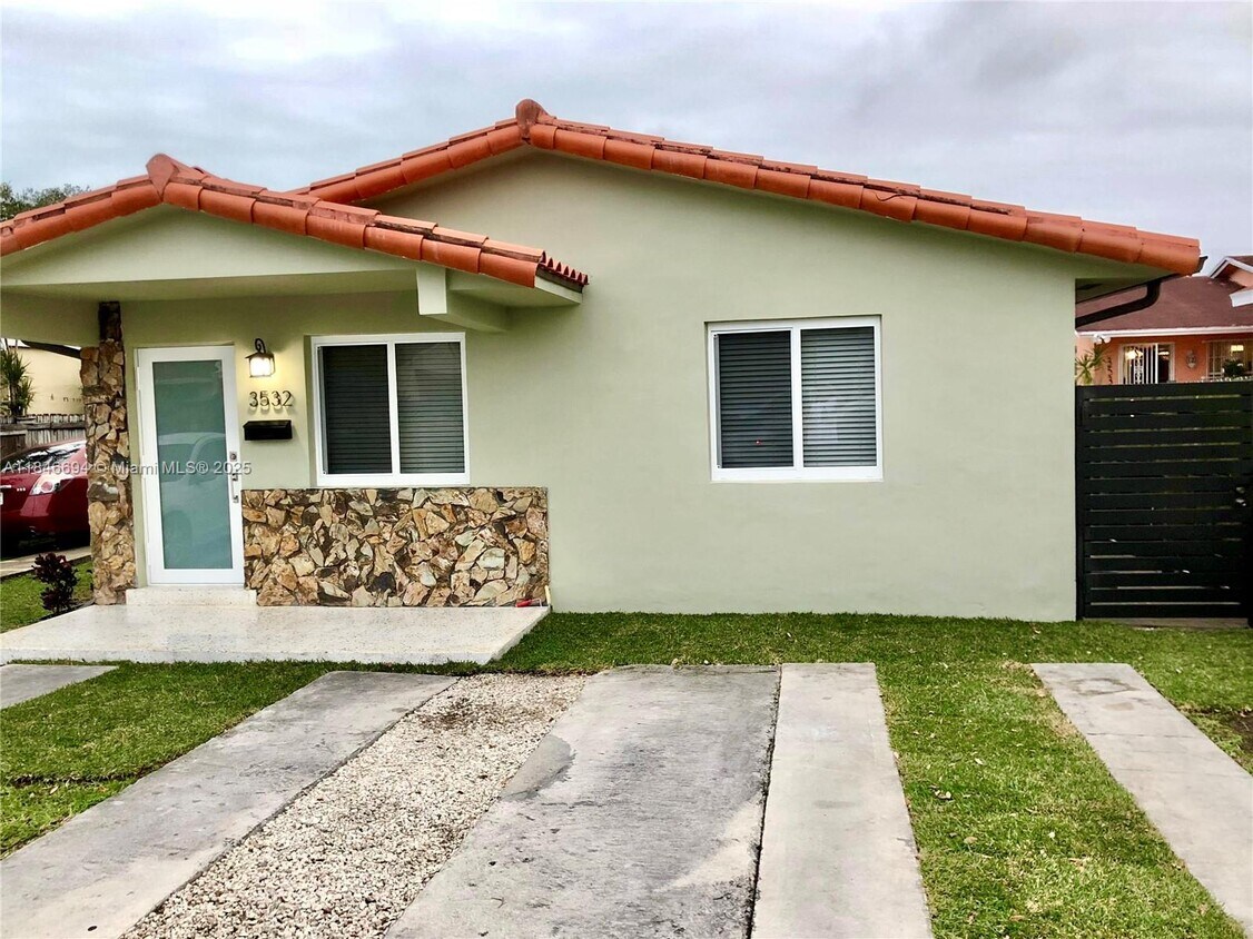 Foto principal - 3532 NW 6th St