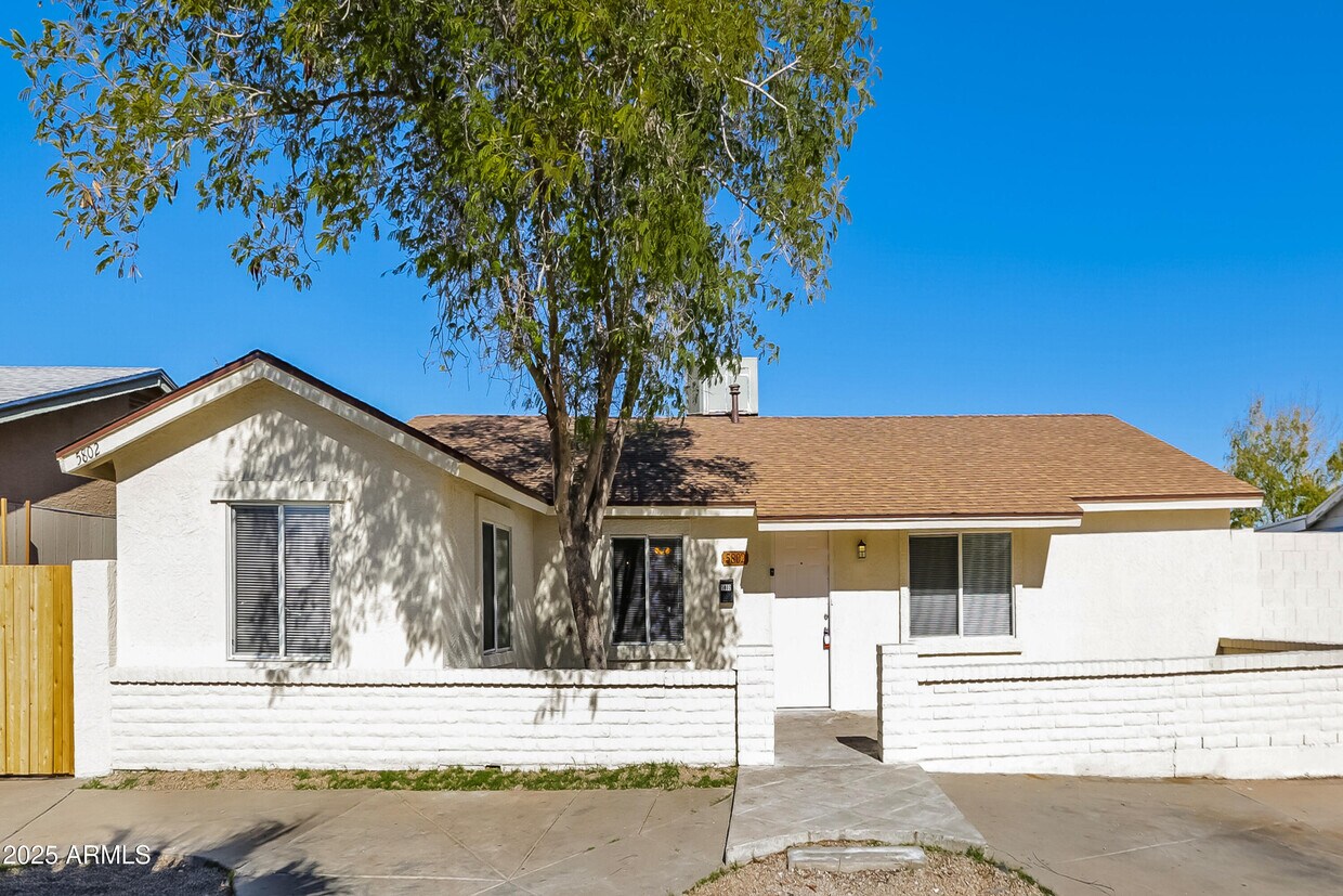 Primary Photo - 5802 W Berkeley Rd