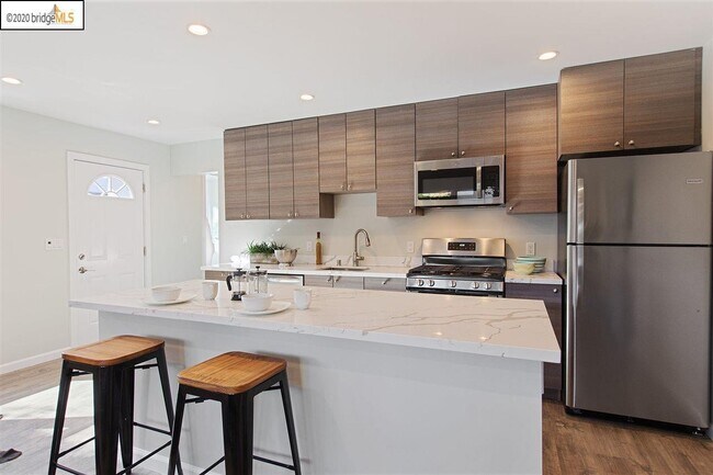 Spacious kitchen island - 3140 Harper St
