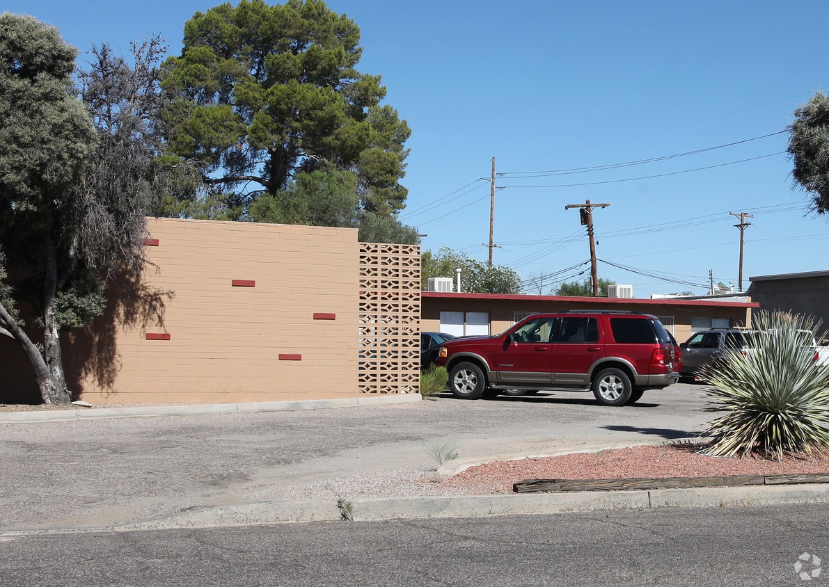 Building Photo - 3131 N Treat Ave
