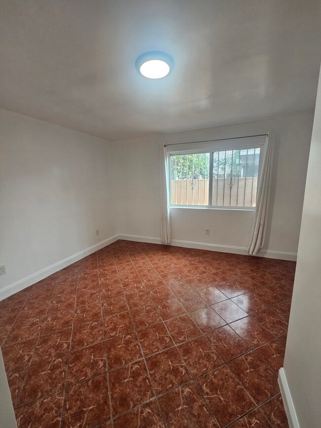 Photo - 1107 S Central Ave Apartment