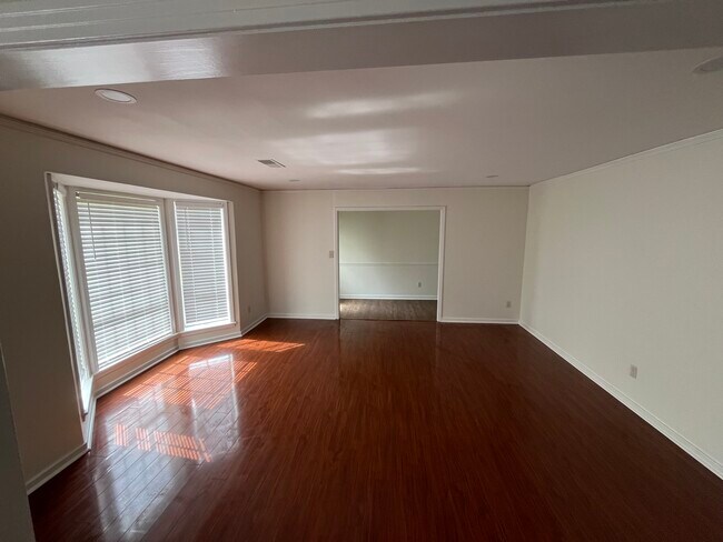 Foto del edificio - 1375 Riverwood Dr