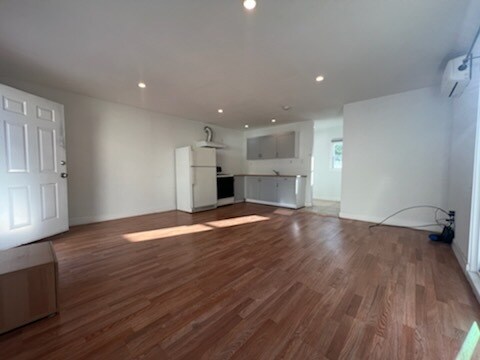 Building Photo - 10535 Nassau Ave