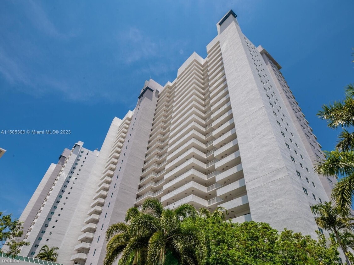 Building Photo - 2 br, 2.5 bath Condo - 15051 Royal Oaks Ln...