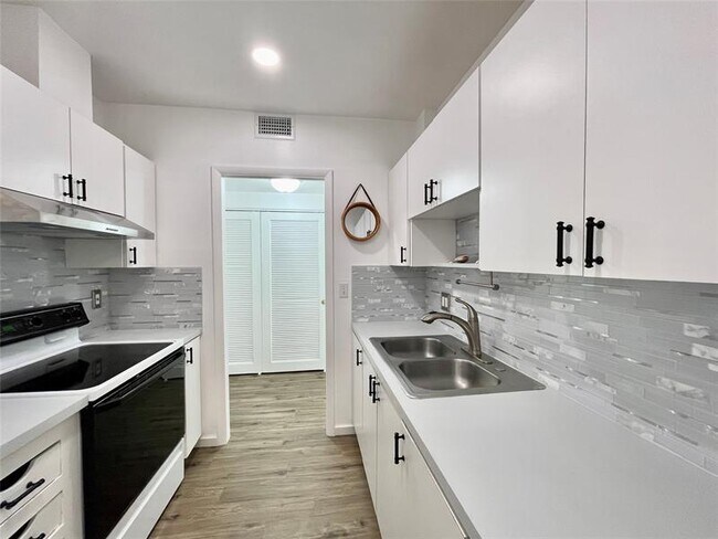 Foto del edificio - 400 N Riverside Dr