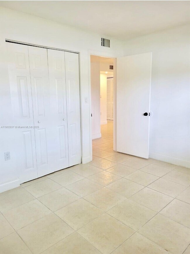 Foto del edificio - 4205 N University Dr
