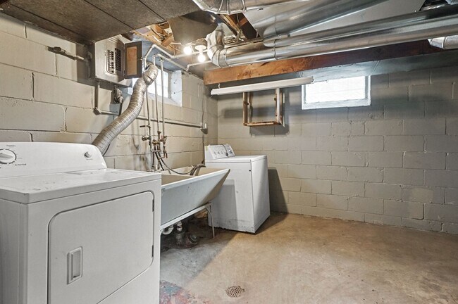 Foto del edificio - Welcome to this charming 2-bedroom, 1-bath...