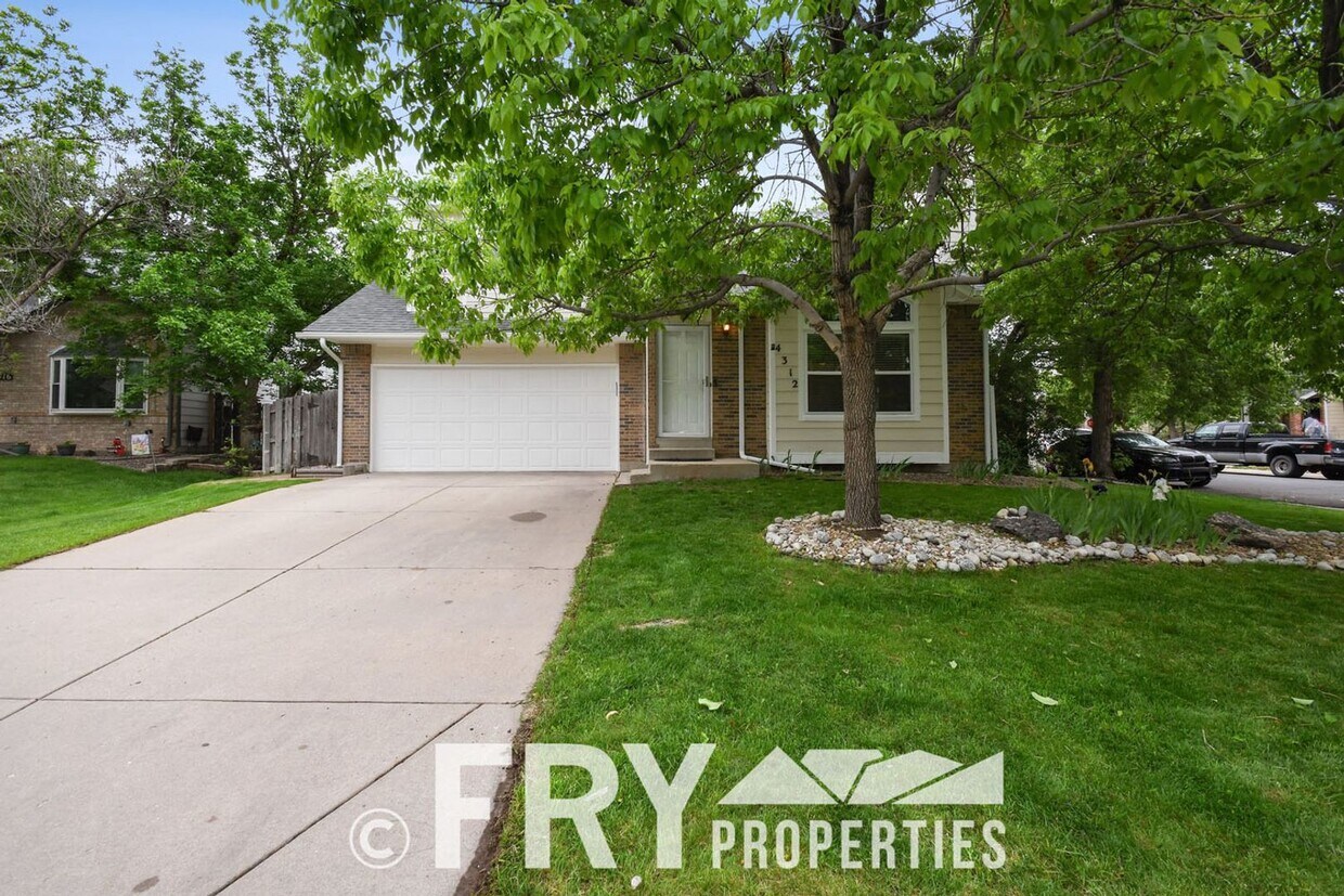 Foto principal - Spacious updated Green Valley Ranch two-story