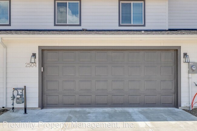 Building Photo - 3 br, 2.5 bath House - 2475 E. Goldstone S...
