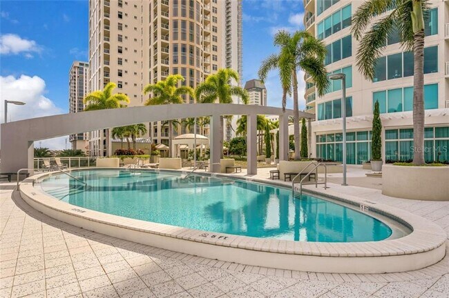 Foto del edificio - 180 Beach Dr NE