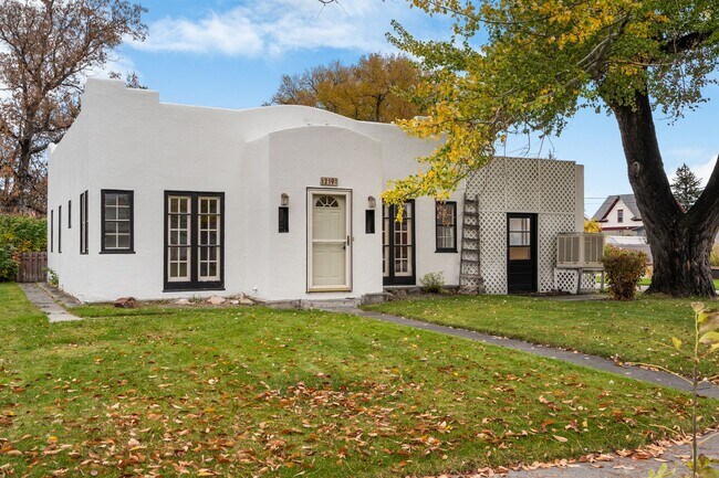 Building Photo - Charming 4 bedroom home Accross from city ...