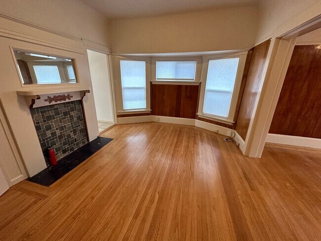 Foto del edificio - Charming Temescal Gem with Timeless Character & Spacious Living