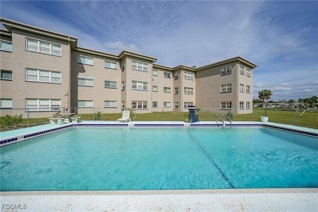 Foto del edificio - 3100 Harbor Blvd