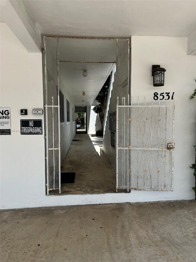 Foto del edificio - 8531 Harding Ave