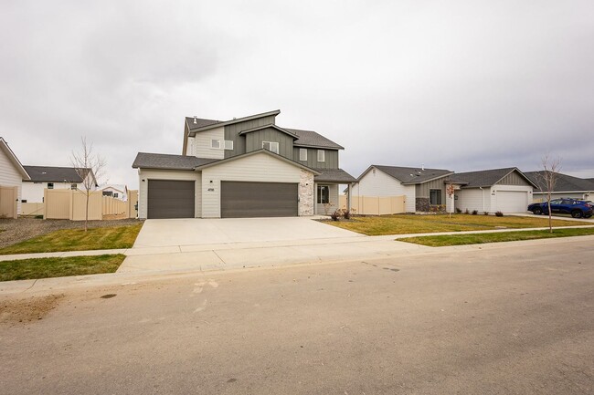 Building Photo - Brand New Home with Bonus Room